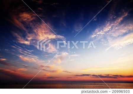 Beautiful sea sunset with pink clouds 20996503