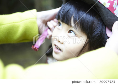 Mother sending child 20997523