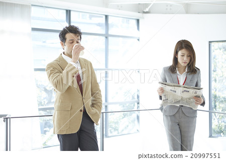 Business people working in the office 20997551