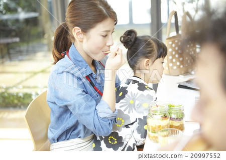 Lunch at a child's office 20997552