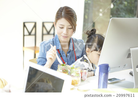 Lunch at a child's office 20997611