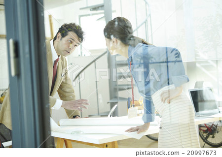 Business people working in the office 20997673