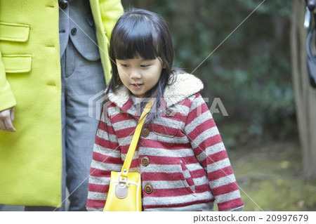 Mother sending child 20997679