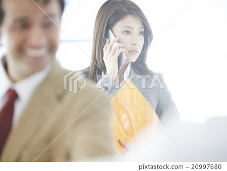 Business people working in the office 20997680