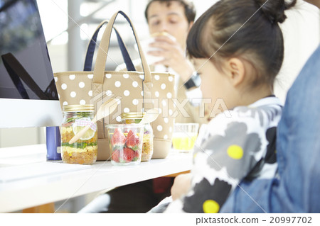 Lunch at a child's office 20997702