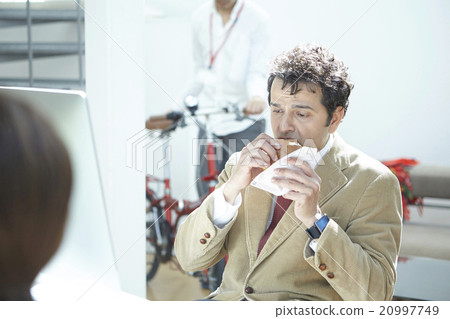 Businessman eating lunch 20997749