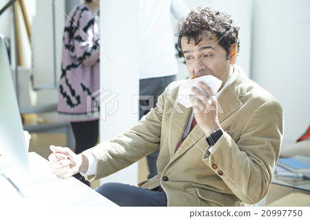 Businessman eating lunch 20997750