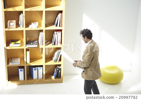 Business people working in the office Business people working in the office 20997782