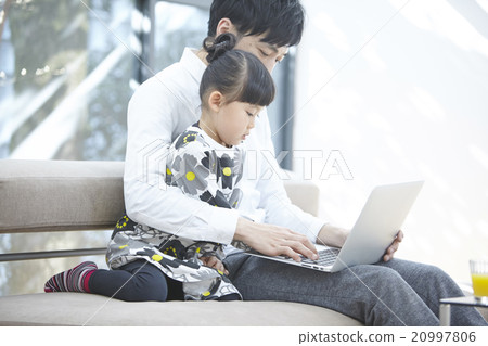 一個孩子和他父親一起度假 20997806