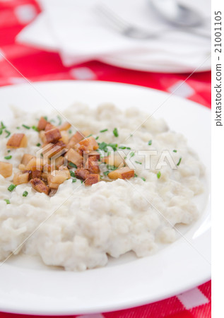 Slovak food:halusky with bryndza cheese,gnocchi 21001105