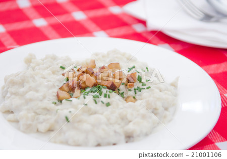 Slovak food:halusky with bryndza cheese,gnocchi 21001106