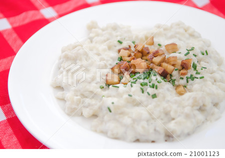 Slovak food:halusky with bryndza cheese,gnocchi 21001123