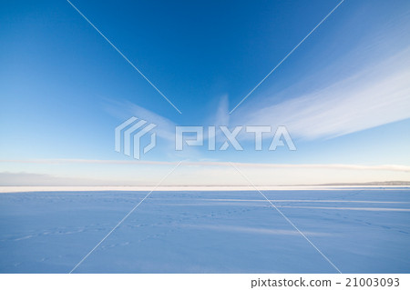 Frozen lake scape and blue sky 21003093