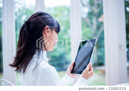 女孩使用平板電腦女初中學生房子工作室房子平板電腦終端 女孩使用平板電腦女初中學生房子工作室房子平板電腦終端 21003218
