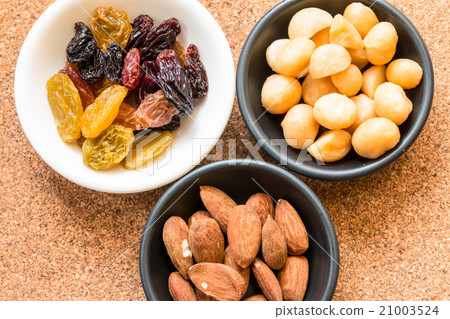 Top view of the almons  macademia and raisins 21003524