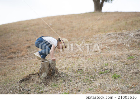 Girls playing with stumps 21003616