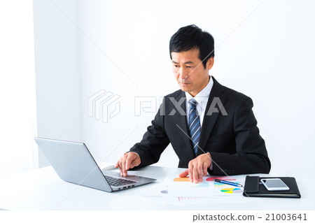 工作在書桌工作人公司僱員企業圖像辦公室執行委員的薪金人 21003641