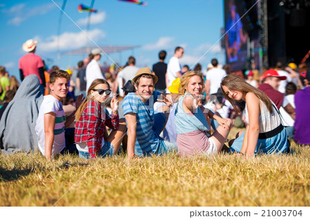 Teenagers, summer music festival, sitting in front Teenagers, summer music festival, sitting in front 21003704