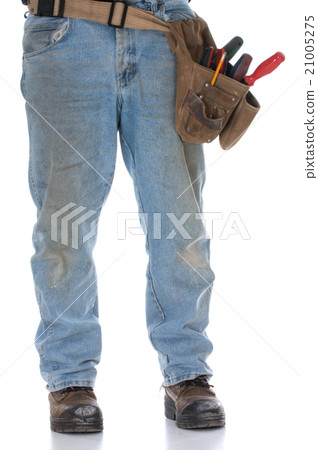 man wearing toolbelt 21005275