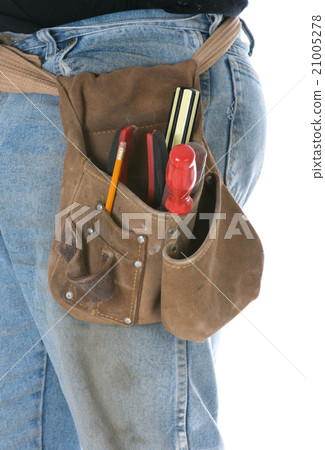 man wearing toolbelt 21005278
