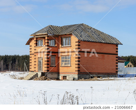 Construction of red brick cottage in winter 21006667