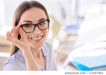 Portrait of smiling beautiful woman  21007862