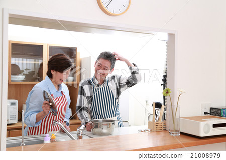 一對50多歲的夫婦站在友好的廚房裡 一對50多歲的夫婦站在友好的廚房裡 21008979