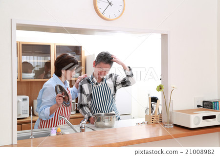 一對50多歲的夫婦站在友好的廚房裡 一對50多歲的夫婦站在友好的廚房裡 21008982
