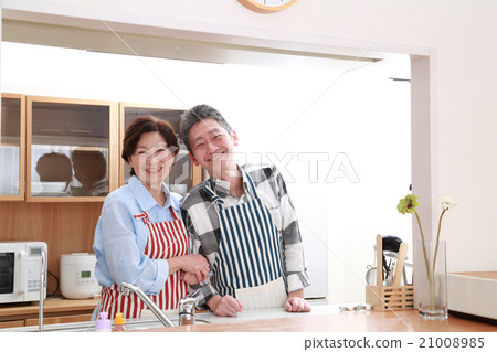 A couple in their 50s standing in a friendly kitchen 21008985