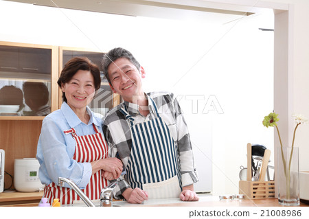 一對50多歲的夫婦站在友好的廚房裡 一對50多歲的夫婦站在友好的廚房裡 21008986