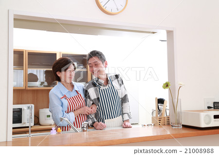 一對50多歲的夫婦站在友好的廚房裡 一對50多歲的夫婦站在友好的廚房裡 21008988