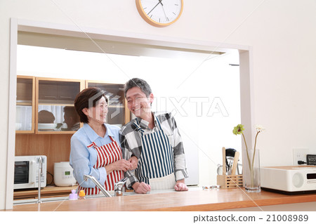 一對50多歲的夫婦站在友好的廚房裡 一對50多歲的夫婦站在友好的廚房裡 21008989