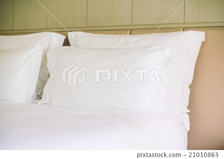 Pillow on bed Pillow on bed 21010863