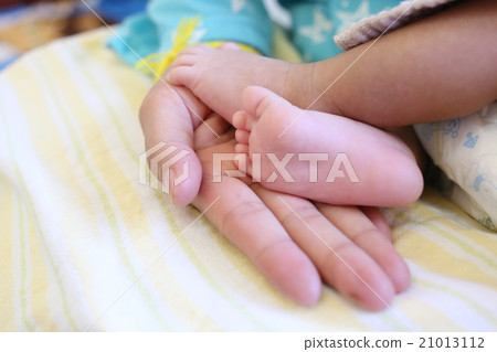 Baby feet in mom hand. Baby feet in mom hand. 21013112