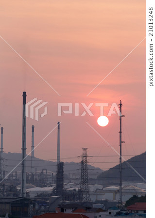 Oil refinery in the evening. 21013248