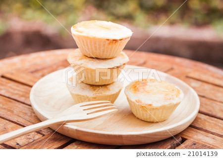 Mini pies on wooden plate Mini pies on wooden plate 21014139