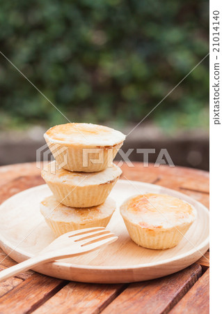 Mini pies on wooden plate Mini pies on wooden plate 21014140