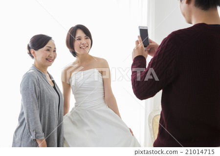 Young couple and middle women who choose dress 21014715