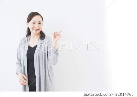 肖像中間婦女 21014763