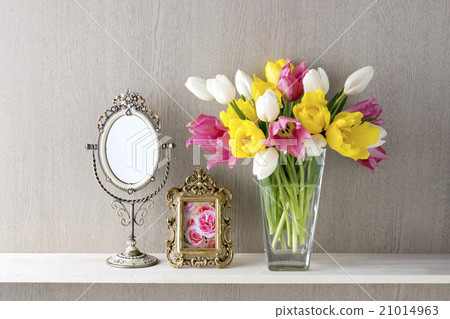 Brown wood grain background and three color tulips, mirror and photo stand Brown wood grain background and three color tulips, mirror and photo stand 21014963