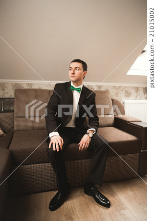 Luxury groom prepares for wedding in hotel 21015002