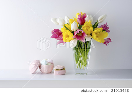 White background and three color tulips and vessels White background and three color tulips and vessels 21015428