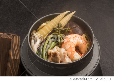 Steam scented mountain vegetable potted pot Meal of in the steam (kamameshi) Steam scented mountain vegetable potted pot Meal of in the steam (kamameshi) 21018025