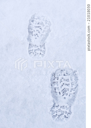 footprints in snow. footprints in snow. 21018030