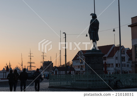 shadow of Bergen city before sunset time. 21018031