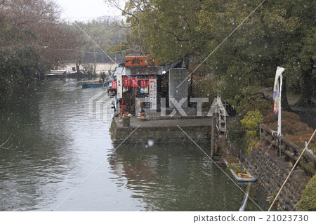 Yanagawa-shi creek that has left residual snow (water shop) Yanagawa-shi creek that has left residual snow (water shop) 21023730