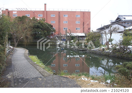 柳川市小溪殘留的雪仍然存在 21024520