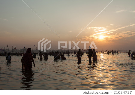 People bathing in Kumbumera 21024737