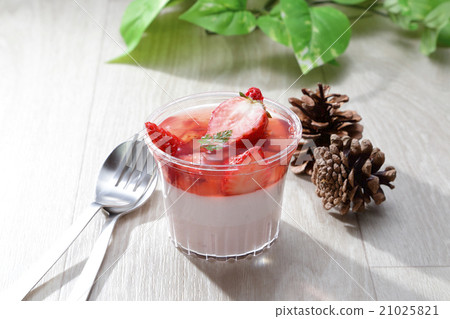 Strawberry sweets 21025821