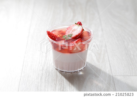 Strawberry sweets Strawberry sweets 21025823